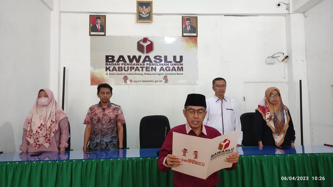 Ketua Bawaslu Kabupaten Agam Lantik Tiga PAW Panwaslu Kecamatan