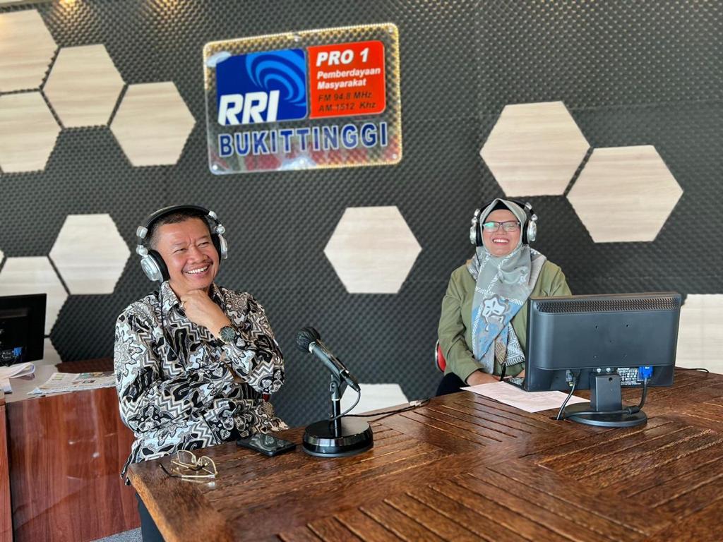 Bawaslu Agam SIarkan Proses Pengawasan Penetapan DCS Kepada Pendengar Radio RRI Bukittinggi