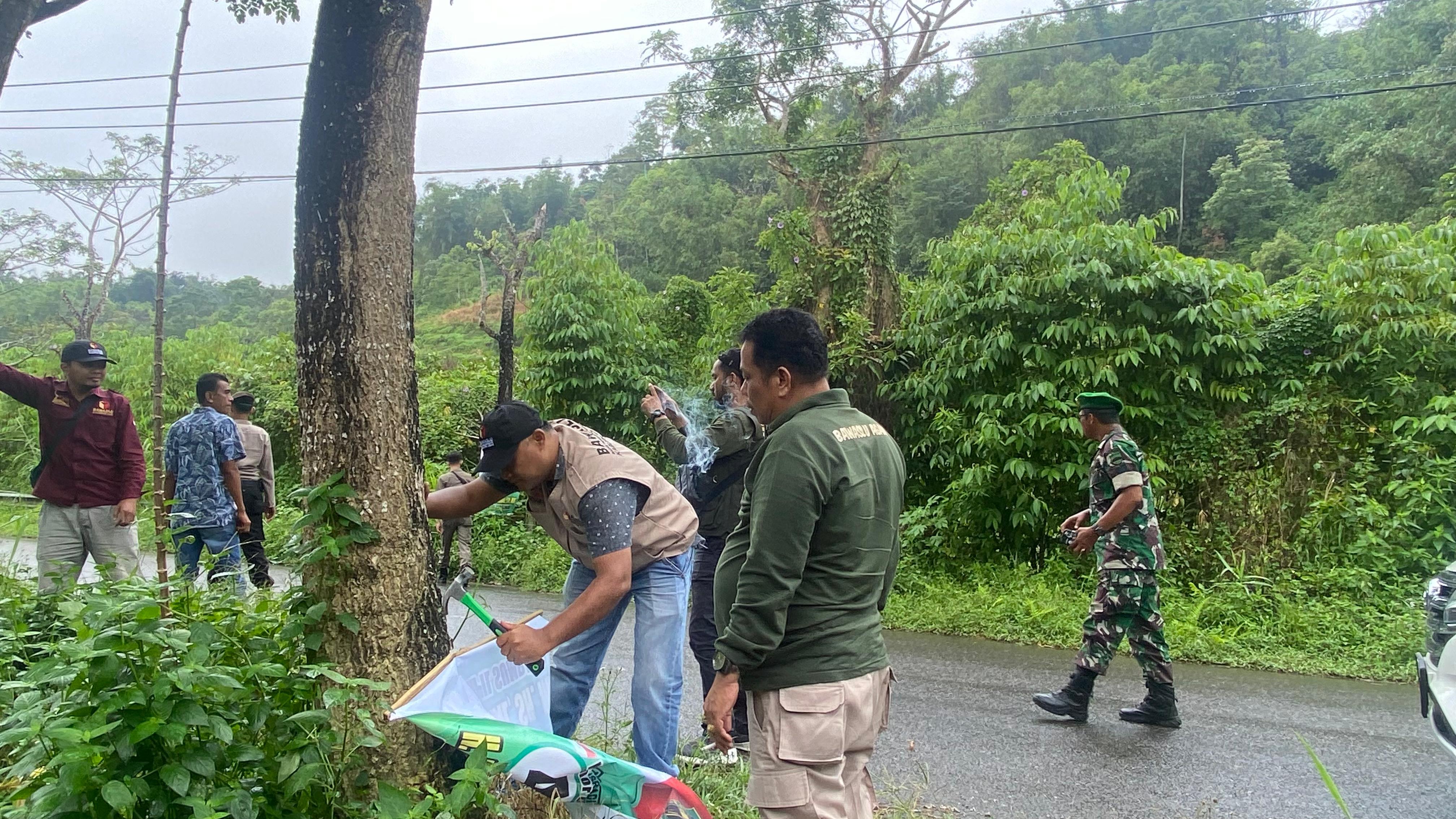 Terpasang di Tempat Terlarang, Bawaslu Agam Gelar Penertiban Alat Peraga Kampanye
