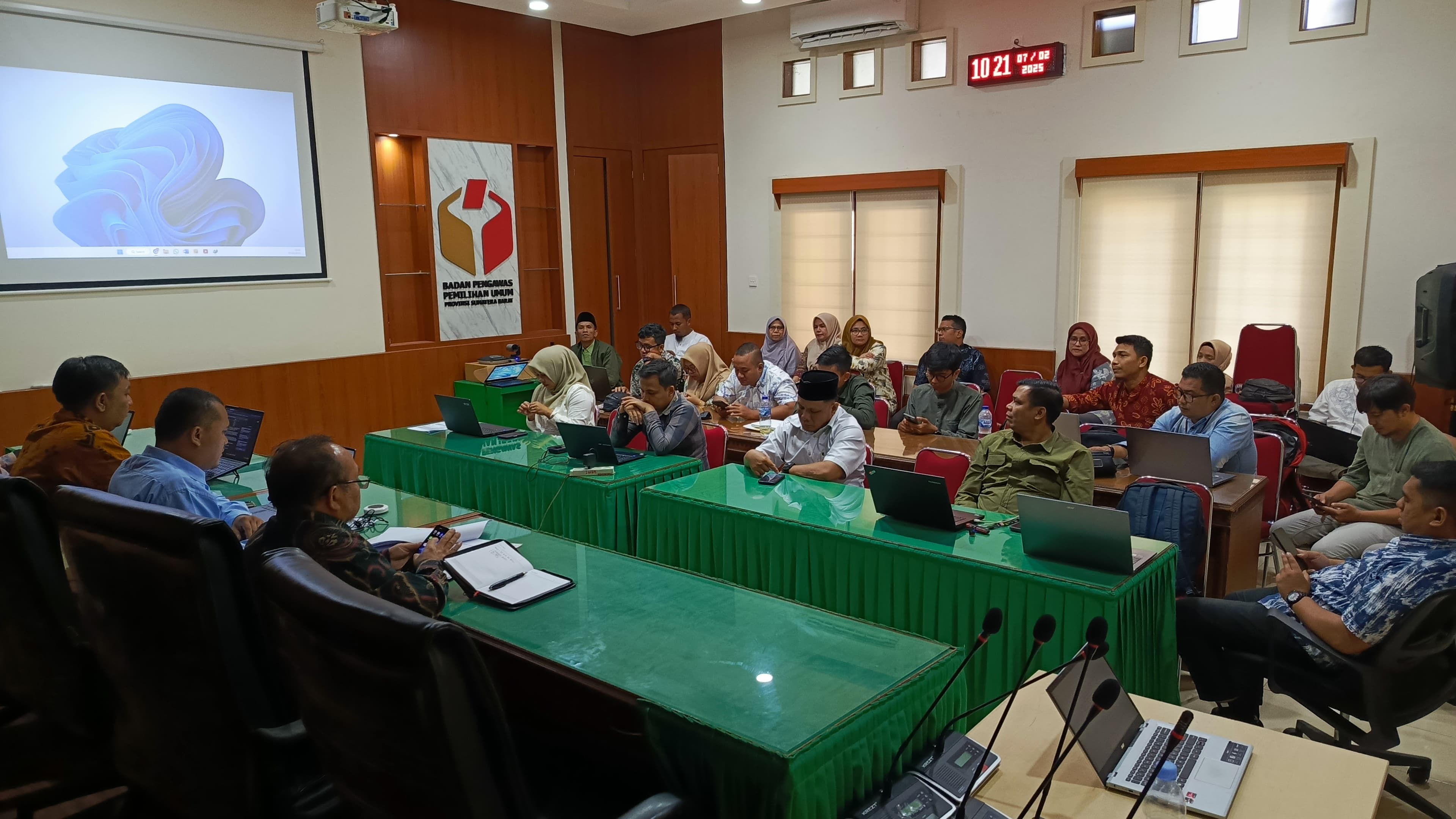 Bawaslu Kabupaten Agam Ikuti Previu Penulisan Laporan Layanan Informasi Publik Tahun 2024