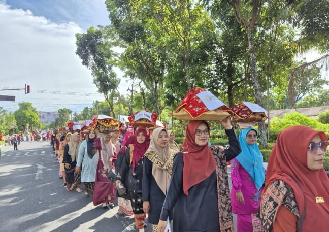 Bawaslu Agam Ikuti Pawai Bajamba Peringatan HUT Lubuk Basung Sebagai Ibukota Kabupaten Agam