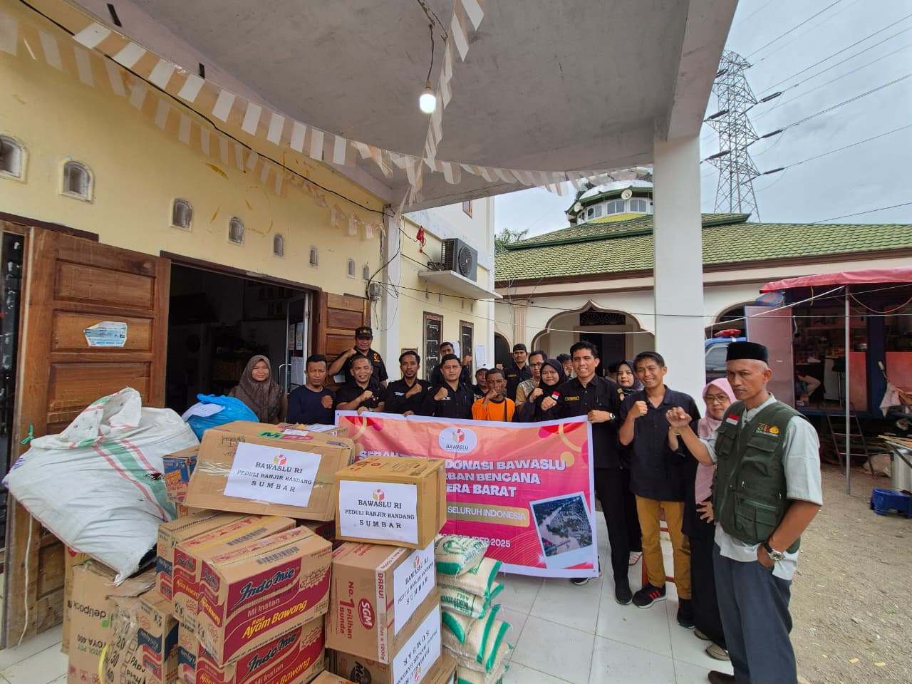 Bawaslu RI Salurkan Bantuan Korban Bencana Banjir Bandang di Kabupaten Agam