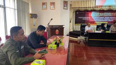 Ketua Bawaslu Agam, Suhendra, dengan Anggota Bawaslu Agam, Yuhendra sedang mengikuti rapat (04/01)