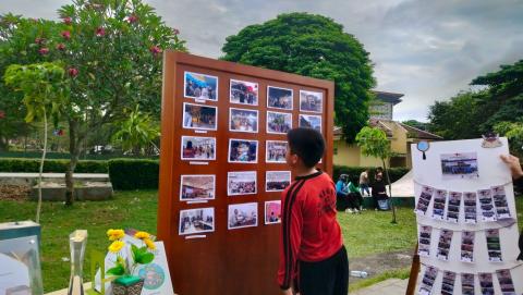 Anak sekolah sedang melihat pameran foto Hasil Pengawasan