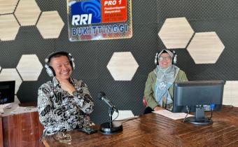 Bawaslu Agam SIarkan Proses Pengawasan Penetapan DCS Kepada Pendengar Radio RRI Bukittinggi