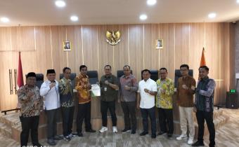 Bawaslu Agam Serahkan Laporan Layanan Informasi Publik