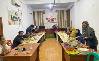 Bawaslu Kabupaten Agam Gelar Buka Bersama Seluruh Jajaran
