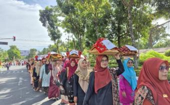 Bawaslu Agam Ikuti Pawai Bajamba Peringatan HUT Lubuk Basung Sebagai Ibukota Kabupaten Agam